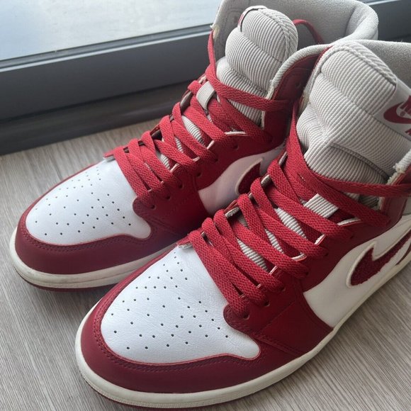 Nike Women's Air Jordan 1 Retro High OG Varsity Red - Size 9.5 - Picture 1 of 3